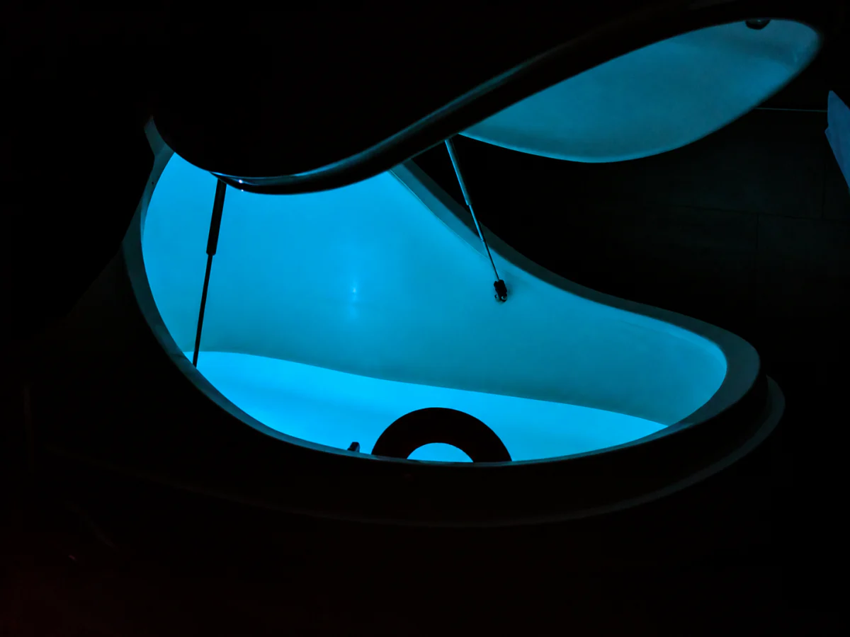 Illuminated float pod
